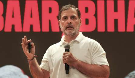 राहुल गांधी के खिलाफ पूर्व जजों-नौकरशाहों ने खोला मोर्चा, EC पर सवाल उठाने के लिए लगाई फटकार