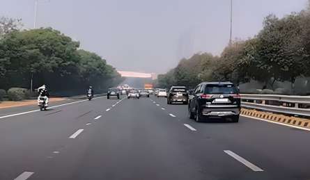 नोएडा-ग्रेटर नोएडा एक्सप्रेसवे पर गाड़ी तेज चलाना पड़ेगा भारी, सर्दी में कोहरे के चलते स्पीड लिमिट हुई कम