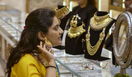 Gold Price in 2026: अगले साल भी सोने के भाव में जारी रहेगी तेजी, जानें कहां तक पहुंच सकती हैं कीमतें