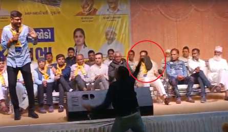 गुजरात: मंच पर भाषण दे रहे AAP विधायक को खींच कर मारा जूता, किसने की ये हिमाकत?