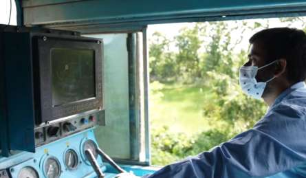 मुंबई-दिल्ली-हावड़ा रूट पर 'कवच' शुरू करने में दूसरी बार फेल हुआ रेलवे, अब 2026 में प्रोजेक्ट शुरू करने की कोशिश