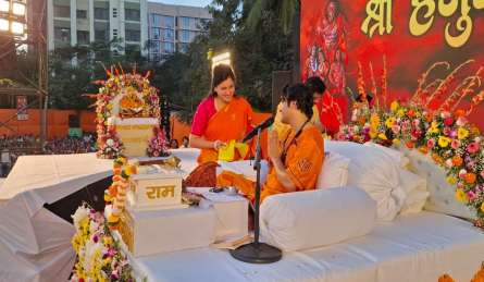 नवनीत राणा ने बागेश्वर धाम के धीरेंद्र शास्त्री से की मुलाकात, कहा- बंगाल में बाबरी मस्जिद बनी तो...