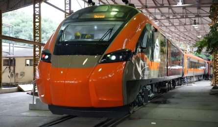 यात्रीगण कृपया ध्यान दें... देश की पहली वंदे भारत स्लीपर चलने को है तैयार! इसी महीने इस रूट पर शुरू होगी ट्रेन