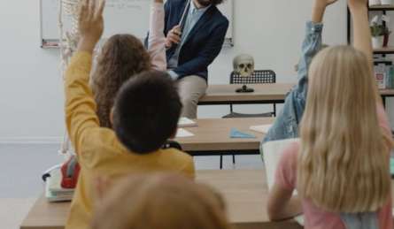 लंदन में 8 साल के हिंदू बच्चे के तिलक लगाने पर बवाल, धार्मिक भेदभाव के चलते छोड़ना पड़ा स्कूल