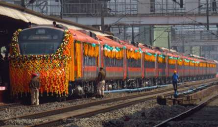 हावड़ा-कामाख्या वंदे भारत स्लीपर में मिलेगा Non-Veg खाना, यात्रियों की शिकायत के बाद एक्शन में रेलवे