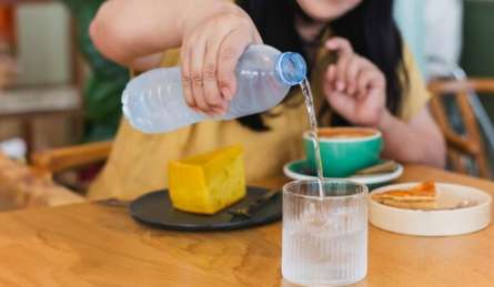 ₹20 की पानी बोतल के लिए ग्राहक को ₹55 चार्ज करना रेस्टोरेंट को पड़ा बहुत महंगा, अब देना पड़ा मोटा मुआवजा 