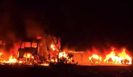 दुमका में गैस लाइटर से लदे ट्रक और ट्रेलर की टक्कर से भड़की आग, खलासी जिंदा जला, 4 वाहन जलकर खाक