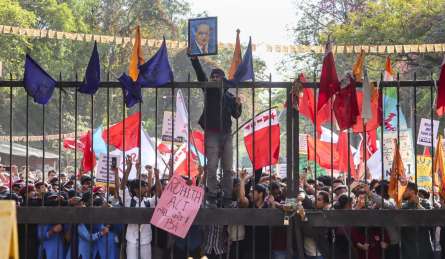 JNU के मेन गेट पर छात्रों और पुलिस के बीच भारी झड़प, प्रदर्शन के दौरान 'दांत से काटने' तक के लगे आरोप