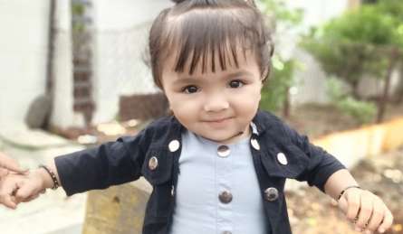 2 साल की बच्ची पर ड्राइवर ने चढ़ाई कार, घर के बाहर गली में खेल रही थी मासूम