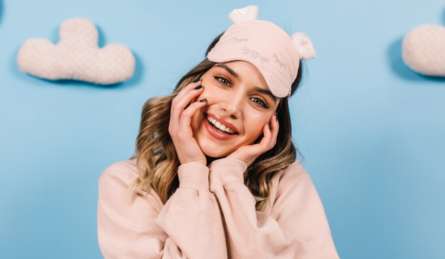 रात में सोने से पहले क्या लगाना चाहिए, जिससे अगली सुबह रूखी त्वचा एकदम मखमली हो जाए