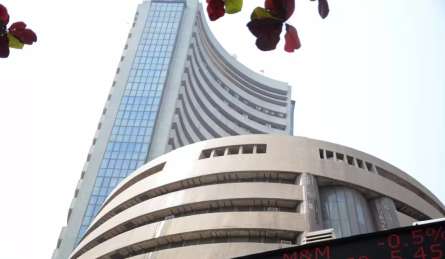 सुबह खुलते ही शेयर बाजार में भूचाल! सेंसेक्स 700 अंक टूटा तो निफ्टी 25600 के नीचे खुला; जानें क्या रही इस बड़ी गिरावट की वजह?