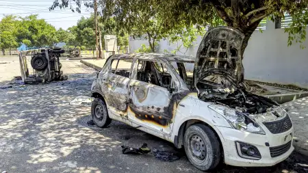 नोएडा में मजदूरों के प्रदर्शन की Photos: पुलिस से झड़प, गाड़ियों में लगाई आग, कंपनी में भी तोड़फोड़