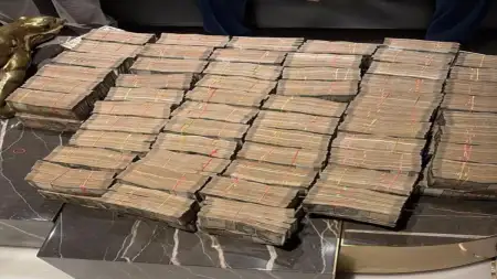 PHOTOS: दिल्ली में रियल स्टेट कंपनी के ठिकानों पर ED की रेड, नोटों के पहाड़, करोड़ों की ज्वेलरी बरामद