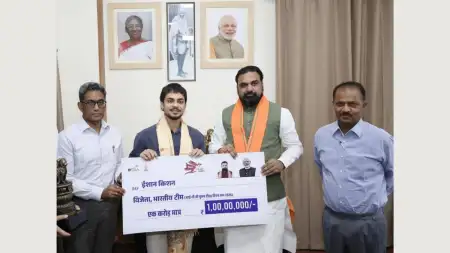 बिहार के CM सम्राट चौधरी से मिले क्रिकेटर ईशान किशन, 1 करोड़ रुपये से किया सम्मानित; देखें PHOTOS
