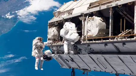 इंटरनेशनल स्पेस स्टेशन में अचानक हुआ लीकेज, जल्दी से SpaceX के कैप्सूल में भेजे गए अंतरिक्ष यात्री