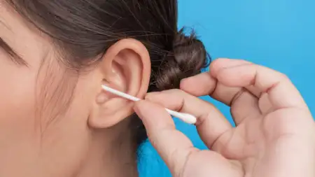 कान के अंदर के मैल को साफ करने के लिए अपनाएं ये तरीके