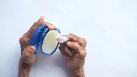 किन स्थितियों में लगानी चाहिए पेट्रोलियम जेली?
