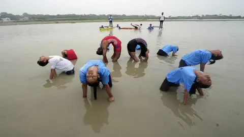 पहाड़ों की बर्फीली चोटियों से समुद्र तक छाया योग, देखें शानदार फोटो