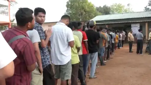 Lok Sabha Chunav 2024 Voting Live: बंगाल में बंपर वोटिंग, मतदान केंद्रों पर लंबी कतारें, जानें अन्य राज्यों का हाल
