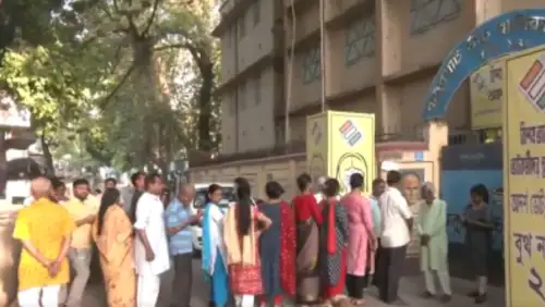 LIVE: दूसरे चरण के लिए वोटिंग जारी, पोलिंग बूथ पर लंबी कतारें, पीएम मोदी ने की रिकॉर्ड मतदान की अपील