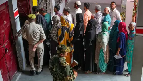 LIVE: दूसरे चरण के लिए वोटिंग जारी, पोलिंग बूथ पर लंबी कतारें, पीएम मोदी ने की रिकॉर्ड मतदान की अपील