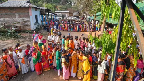 LIVE:  पश्चिम बंगाल में बीजेपी और टीएमसी कार्यकर्ताओं के बीच झड़प, 13 राज्यों में 88 सीटों पर वोटिंग जारी