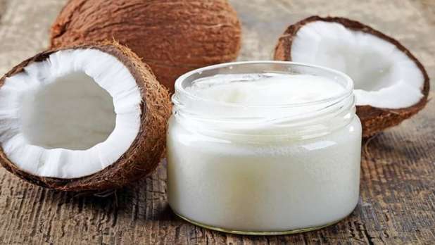 Why Coconut Oil Pulling May Be The Secret To glowing skin: रोजाना रात में नारियल  तेल का इस तरह करें इस्तेमाल फिर देखें कमाल - India TV Hindi