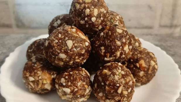 Recipe: शरीर को गर्म रखने और ताकतवर बनाने के लिए खाएं खजूर के लड्डू, घर पर  यूं बनाएं: khajur laddu recipe How to make khajur laddu or dates ladoo  recipe in hindi -