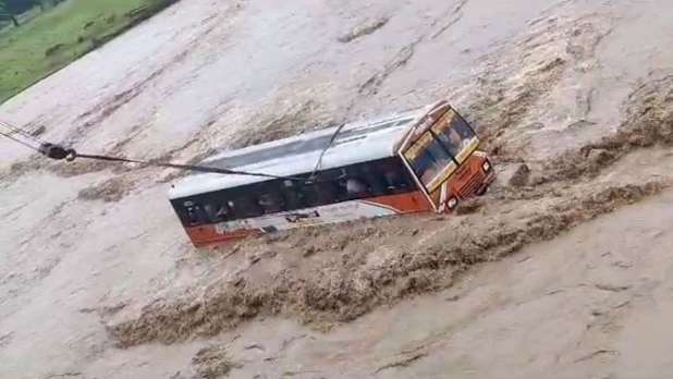 Bus stuck in heavy flow of Kotwali river in Bijnor passengers started screaming watch video बीच नदी में फंस गई हरिद्वार जा रही बस, मचने लगी चीख-पुकार, हैरान करने वाला VIDEO आया
