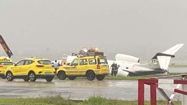 Chartered plane crashes at Mumbai airport, 6 passengers were on board,  relief and rescue work underway - India TV Hindi