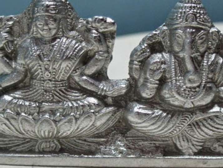 महालक्ष्मी की कृपा पाने के लिए घर पर तीन आंख वाला नारियल को घर के मंदिर में रखें