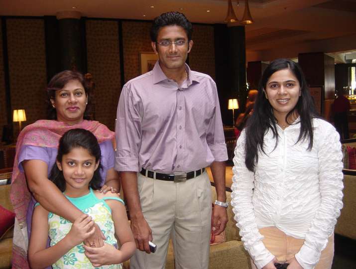 अनिल कुंबले अपनी पत्नी चेथना और दोनों बेटियों के साथ।