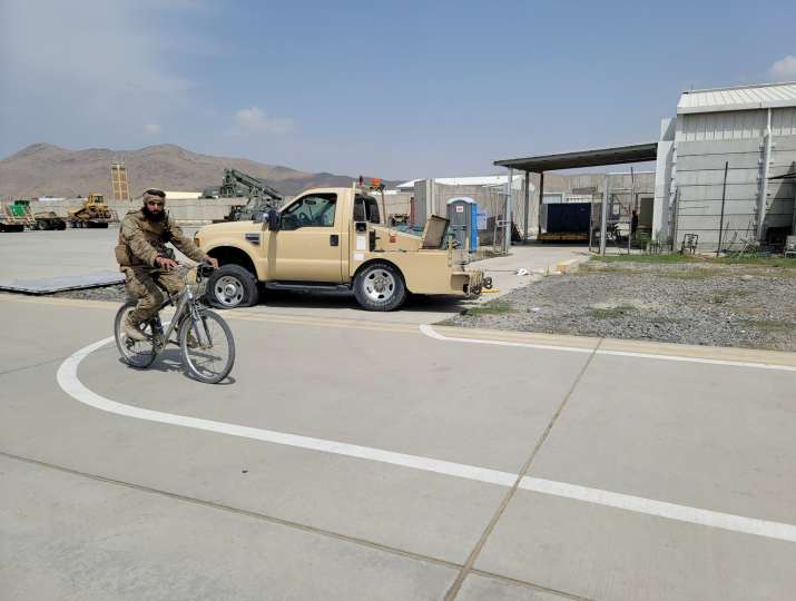 काबुल एयरपोर्ट पर तालिबान