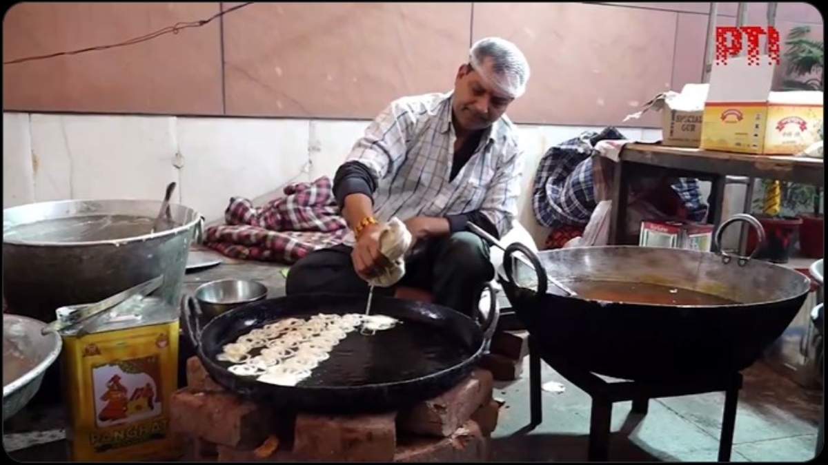 Video: महाराष्ट्र और झारखंड में रुझानों के बीच भाजपा मुख्यालय में छानी जा रही जलेबी