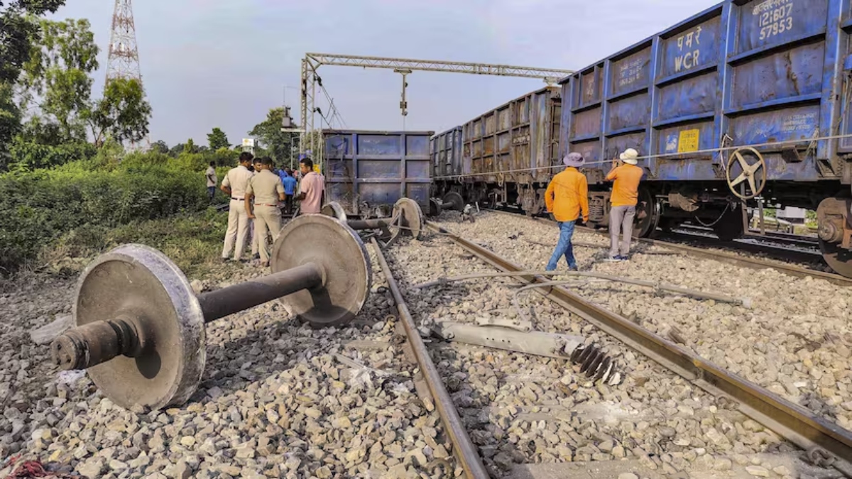 अब यहां हो गया रेल हादसा, पटरी से उतरे मालगाड़ी के 20 डिब्बे, जानिए किन ट्रेनों का बदला रूट?