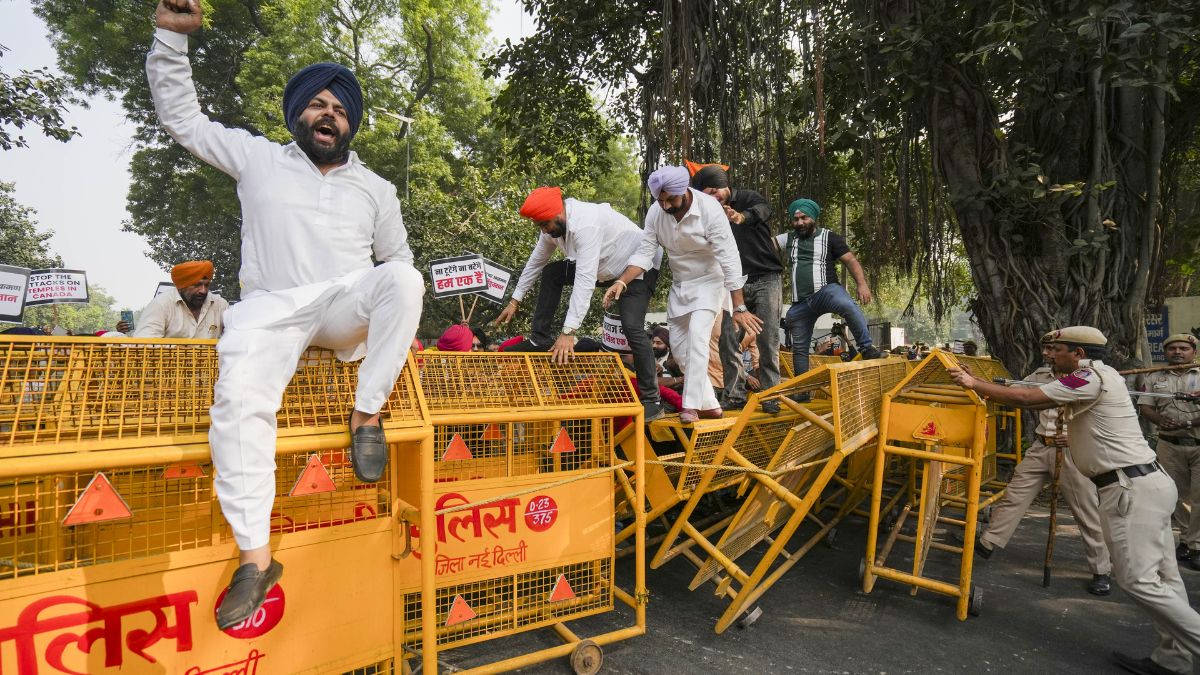 दिल्ली: 'मंदिरों का अपमान बर्दाश्त नहीं' नारे के बीच कनाडा उच्चायोग के बाहर बड़ा प्रदर्शन, पुलिस बैरिकेड्स गिराए