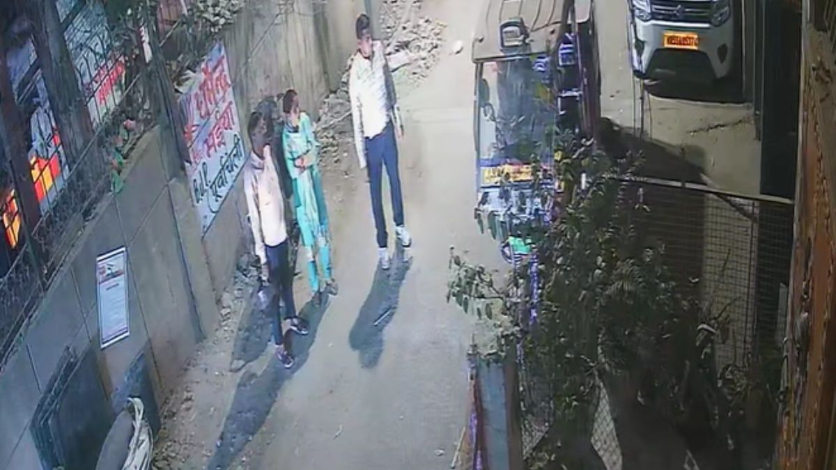 दिल्ली के मंगोलपुरी में युवक पर ताबड़तोड़ चाकू से हमला, सामने आया CCTV फुटेज