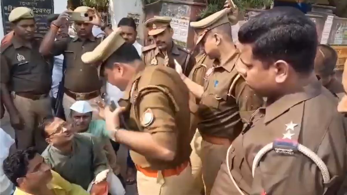 VIDEO: सुल्तानपुर में वर्दी की गरिमा भूले कोतवाल, ऑन कैमरा फाड़ी वर्दी, धरना दे रहे कांग्रेसियों की पकड़ी कॉलर