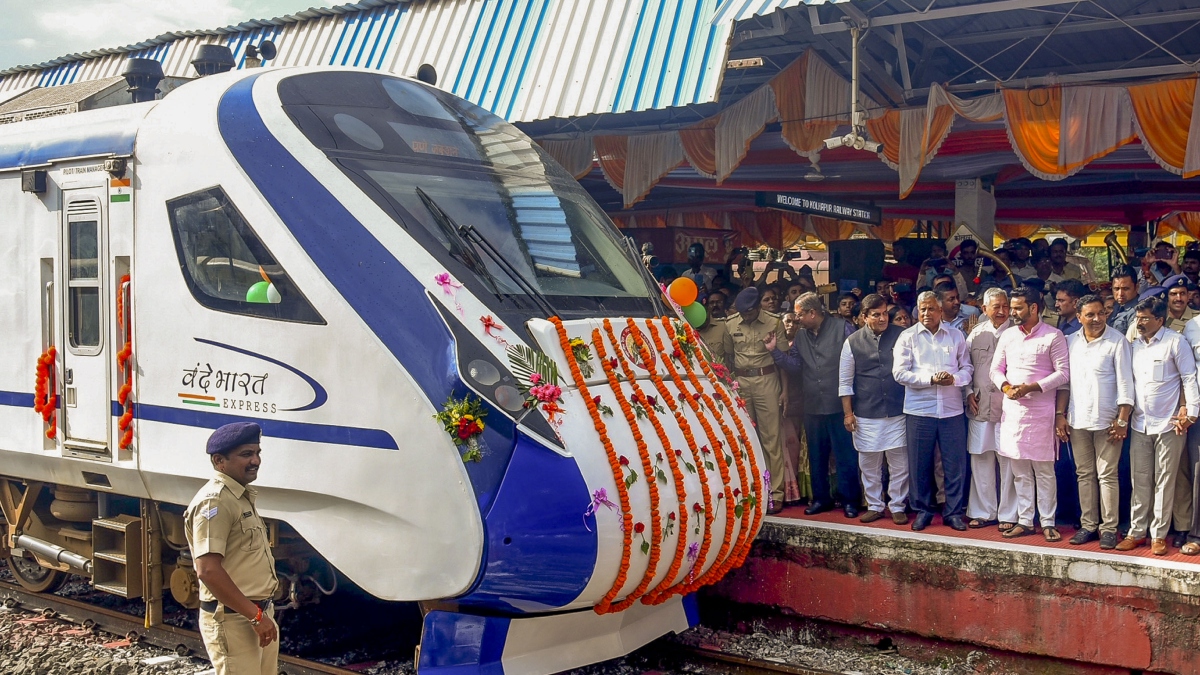 बेटे को वंदे भारत ट्रेन में बैठाने गया पिता, ट्रेन चल दी तो कानपुर से दिल्ली पहुंचा, 2870 रुपये जुर्माना भी दिया