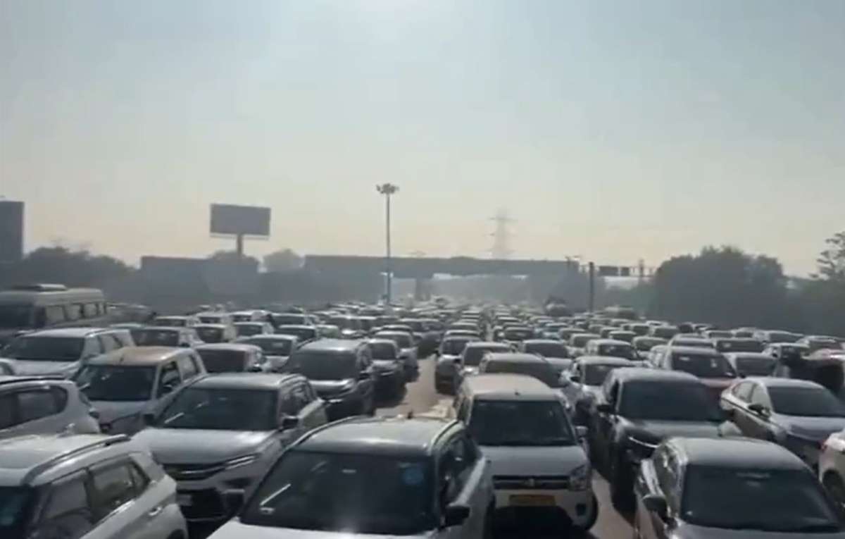 Delhi Traffic LIVE: किसानों के दिल्ली कूच से पहले ही DND टू यमुना एक्सप्रेसवे तक जाम, रेंगकर चल रही गाड़ियां