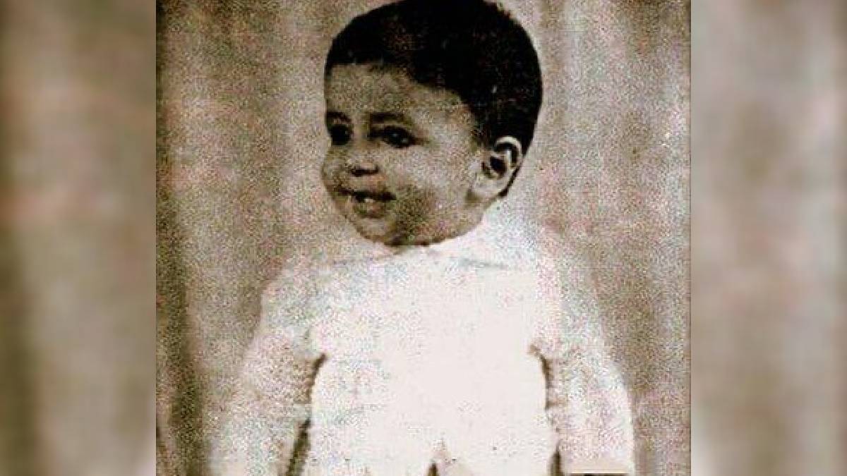 फोटो में नजर आ रहा ये बच्चा जहां खड़ा हो जाए लाइन वहीं से शुरू होती है, 5 दशक से है बॉलीवुड पर राज, पहचाना?