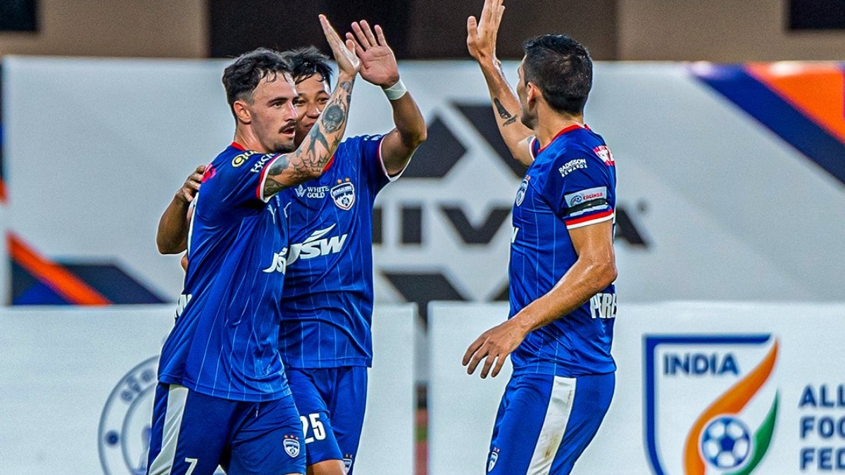 सुपर कप मैच में काली पट्टी बांधकर उतरे बेंगलुरु एफसी और इंटर काशी खिलाड़ी, आतंकी हमले की निंदा की