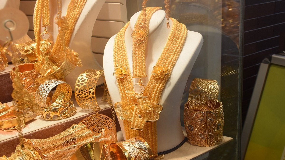 सोना अक्षय तृतीया के दिन हो गया सस्ता, चांदी में हुआ बड़ा उलटफेर, जानें आज का भाव