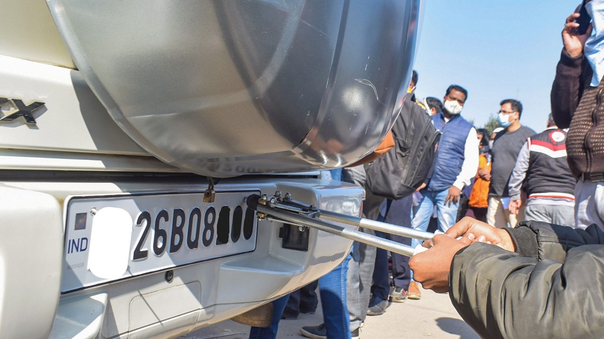 दिल्ली में कलर कोडेड स्टिकर के साथ हाई सिक्योरिटी रजिस्ट्रेशन प्लेट के लिए कैसे करें अप्लाई, कितनी है पेनाल्टी