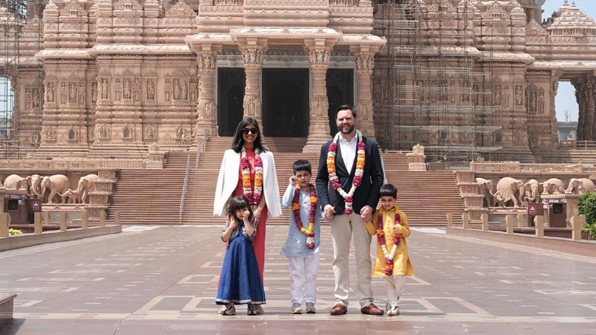 जे डी वेंस ने परिवार के साथ किया अक्षरधाम मंदिर में दर्शन, जानें Guest Book में क्या लिखा