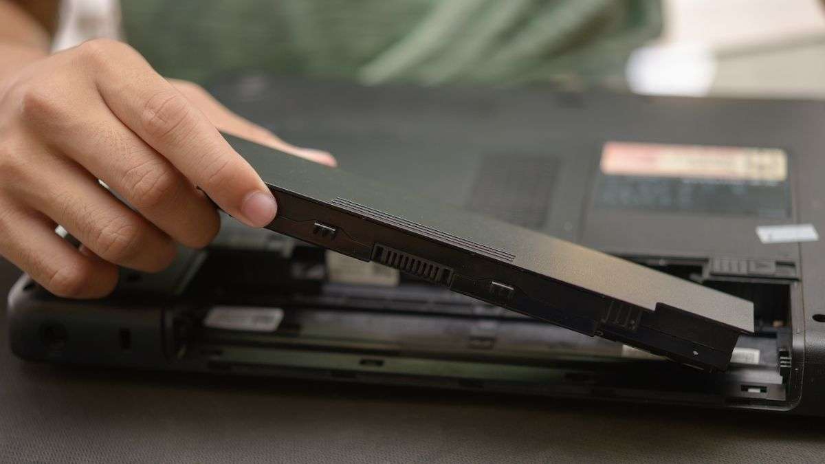 लैपटॉप की बैटरी से 8 साल तक घर की बिजली का लिया काम, शख्स के जुगाड़ ने हिला दिया पूरा सिस्टम