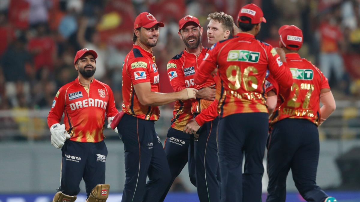 बीच आईपीएल में पंजाब किंग्स को लगा झटका, इस खिलाड़ी पर पूरे सीजन से बाहर होने का खतरा