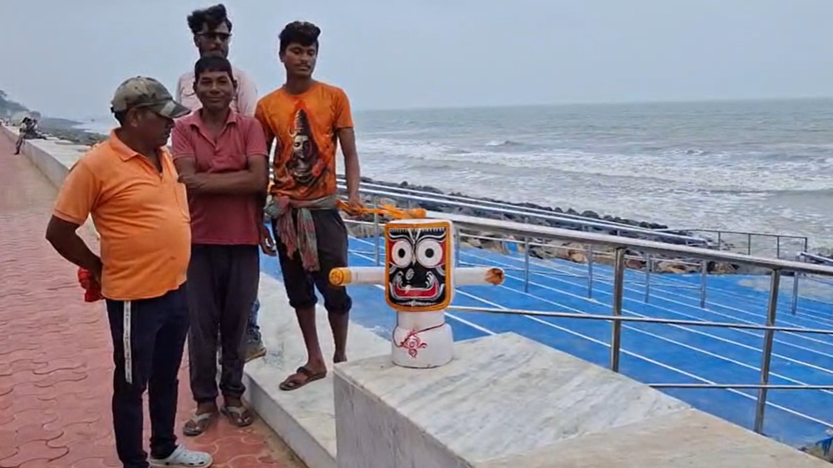 जगन्नाथ मंदिर के उद्घाटन से पहले चमत्कार? दीघा के समंदर में तैरती पाई गई भगवान जगन्नाथ की लकड़ी की मूर्ति