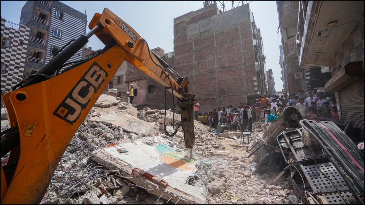मुस्तफाबाद में बिल्डिंग गिरने के बाद एक्शन में MCD, पूर्व में तैनात JE को किया बर्खास्त