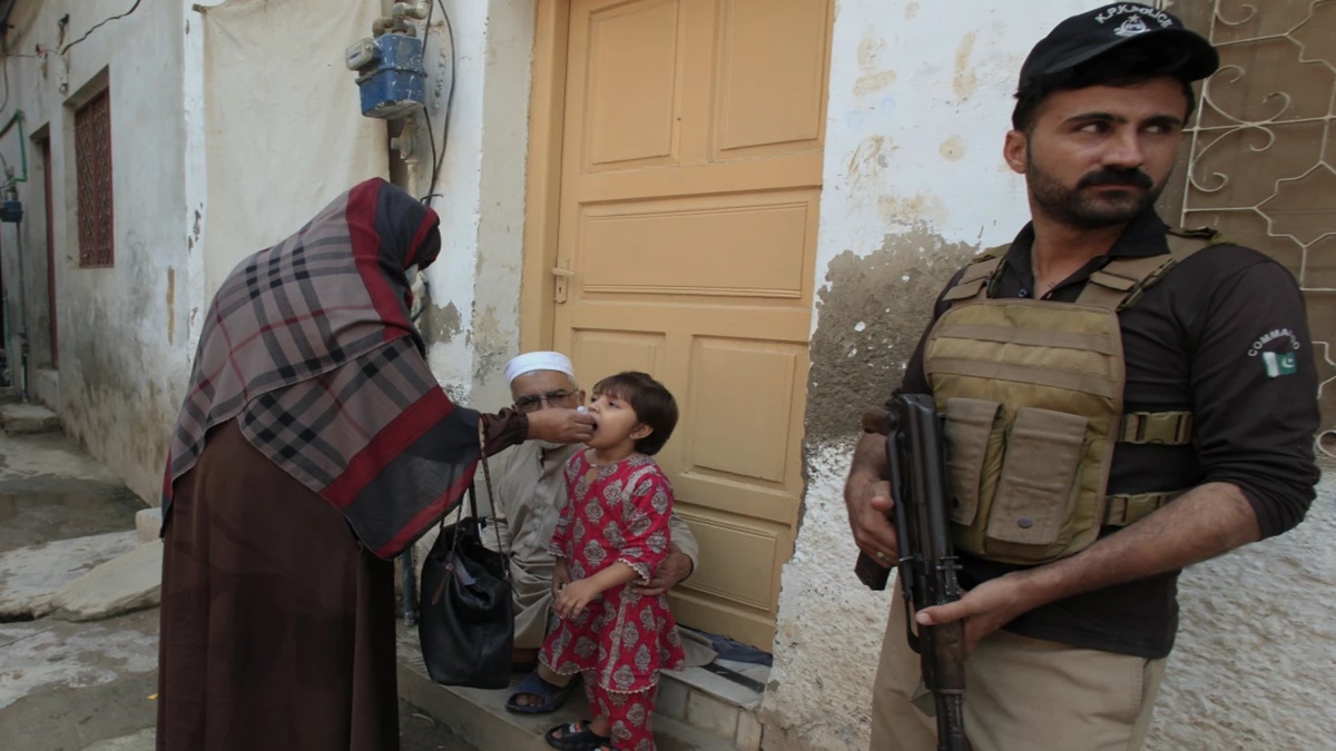 वाह रे पाकिस्तान! आफत में पोलियो का टीका लगाने वाले कर्मियों की जान; जानें हुआ क्या है